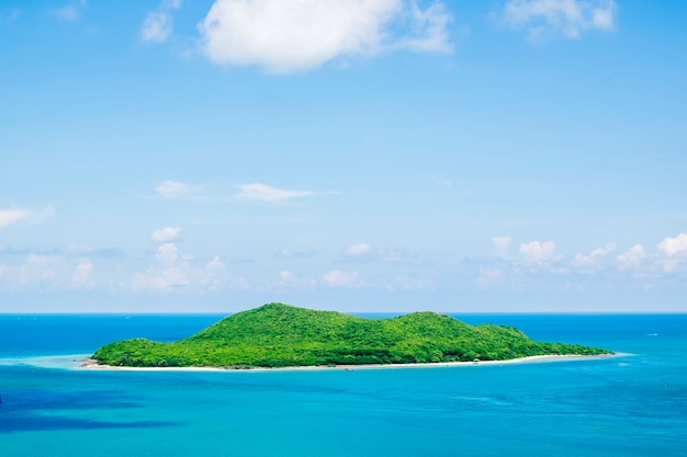 Photo gratuit île dans l&#39;océan bleu