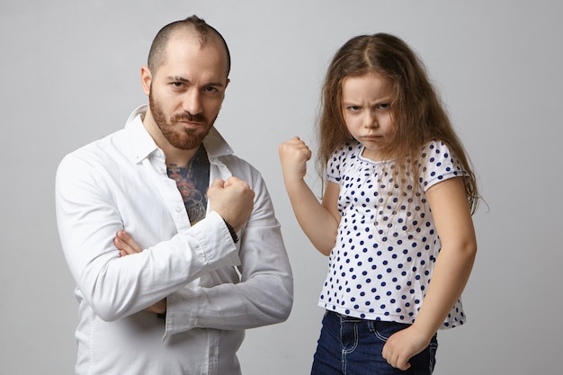 Photo gratuite intimidation, émotions négatives et réaction. photo de petite fille furieuse émotionnelle qui pose en studio