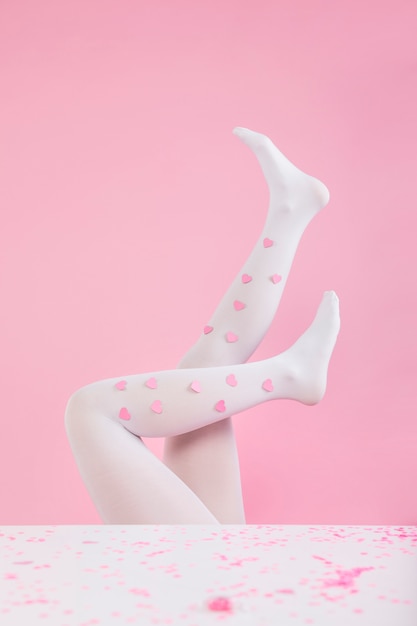 Jambes en collants avec des coeurs de papier