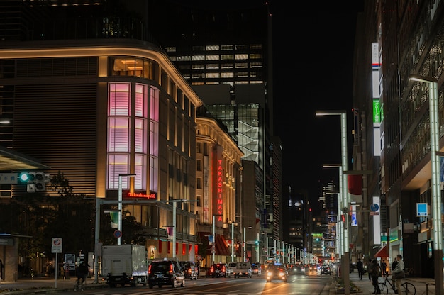 Photo gratuite japon ville de nuit avec des voitures et des gens