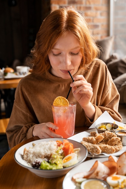 Photo gratuite jeune adulte appréciant la nourriture