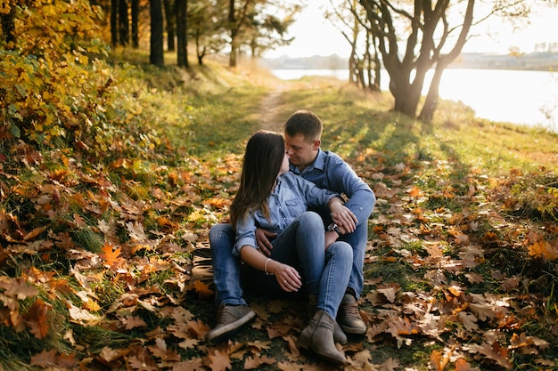 Jeune couple amoureux Une histoire d&#39;amour dans le parc forestier d&#39;automne