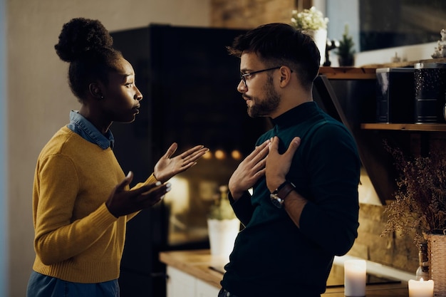 Photo gratuite jeune couple avec des difficultés relationnelles se disputant à la maison