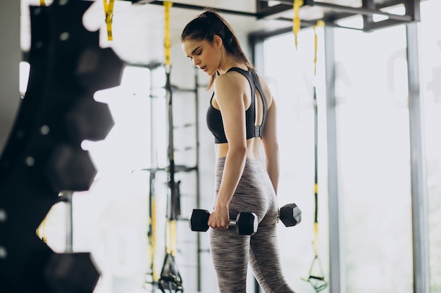 Photo gratuite jeune entraîneur féminin exerçant au gymnase