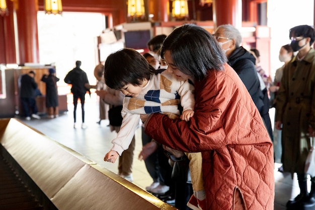 Photo gratuite jeune famille passant du temps avec leur tout-petit