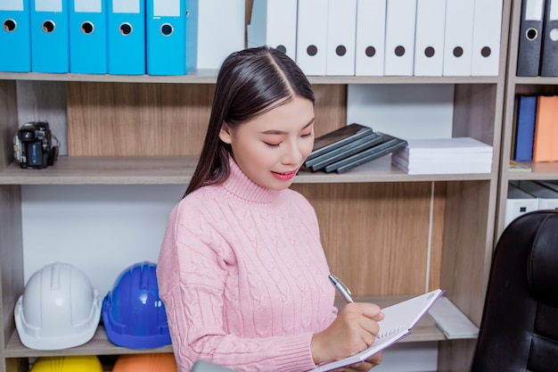 Photo gratuit jeune femme au bureau.