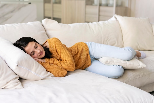 Photo gratuite jeune femme dormant à la maison