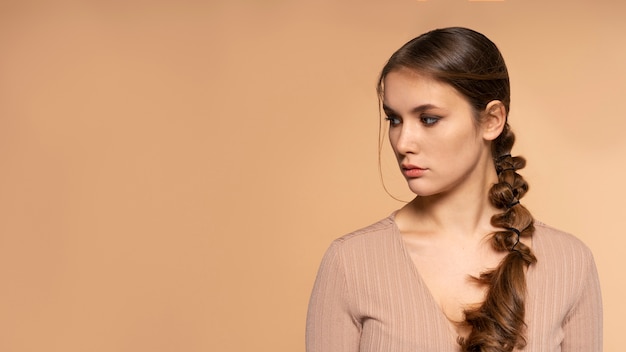 Photo gratuite jeune femme portant une coiffure à la mode