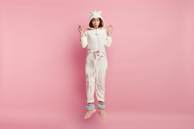 Jeune femme, porter, pyjama licorne