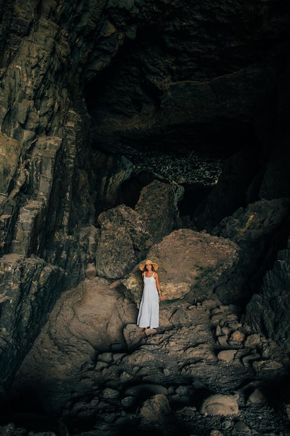 Photo gratuite jeune femme en robe dans la grotte