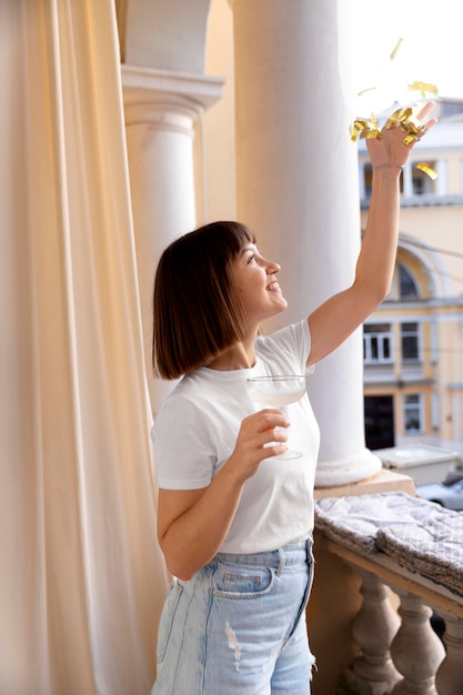 Photo gratuite jeune femme s'amusant lors d'une fête