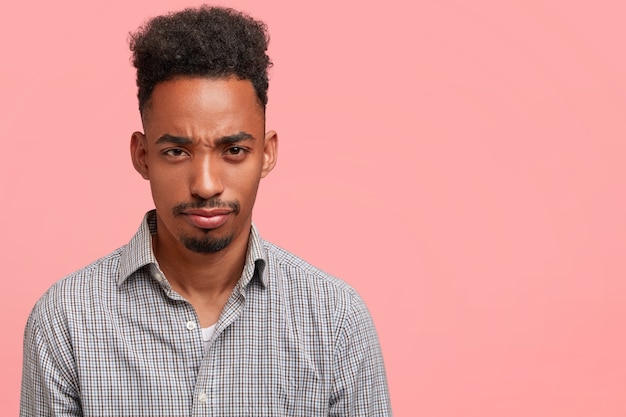 Photo gratuite jeune homme afro-américain avec chemise rayée