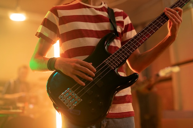 Photo gratuit jeune homme jouant de la musique de guitare lors d'un événement local