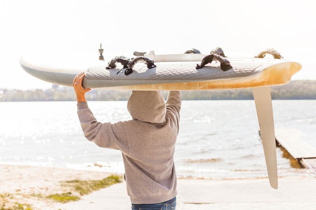 Photo gratuite jeune homme avec planche de kitesurf