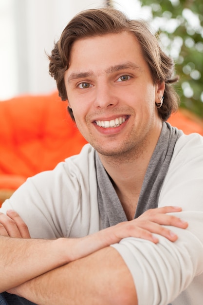 Photo gratuite jeune homme de race blanche heureux à la maison