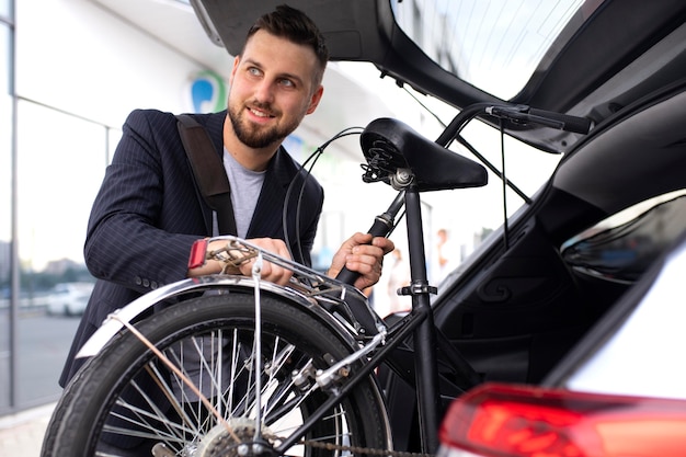 Jeune homme utilisant un vélo pliant dans la ville