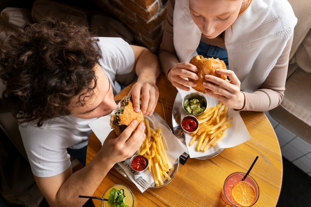 Photo gratuite jeunes adultes appréciant la nourriture