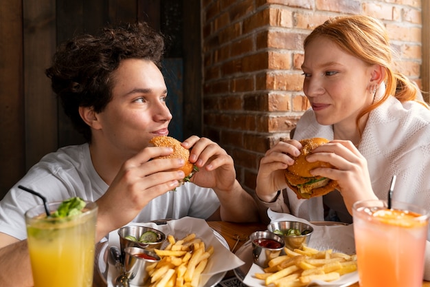 Photo gratuite jeunes adultes appréciant la nourriture