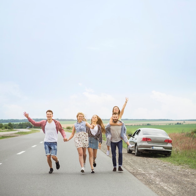 Photo gratuit jeunes amis appréciant ensemble dans la rue