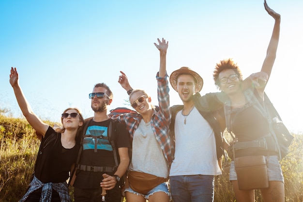 Photo gratuite jeunes amis, sourire, réjouissance, regarder appareil-photo, debout, dans, champ