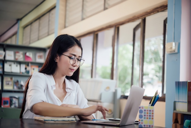 Photo gratuite jeunes étudiants en apprentissage, étagères de bibliothèque