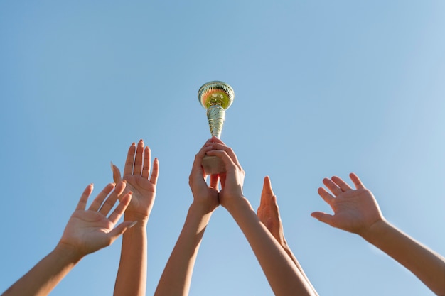 Photo gratuite jeunes femmes tenant une coupe de sport