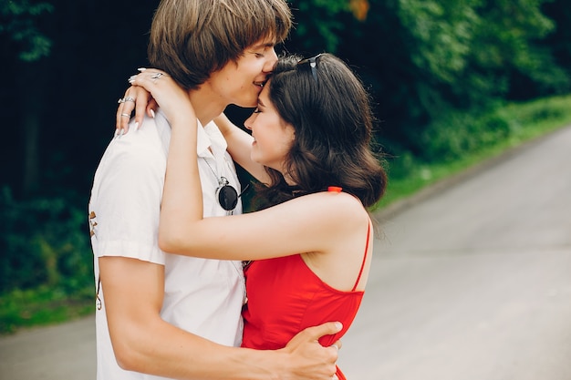 Photo gratuite joli couple dans un parc d'été