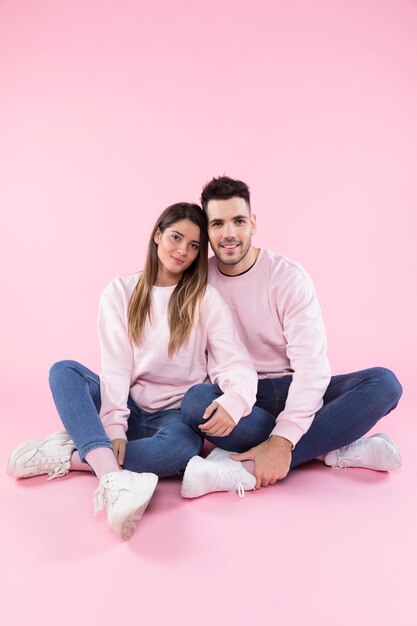 Joli couple sur fond rose