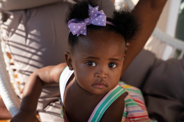 Joli portrait de bébé noir à la maison