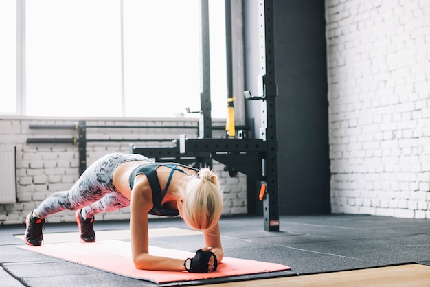 Photo gratuite jolie femme debout en position de planche