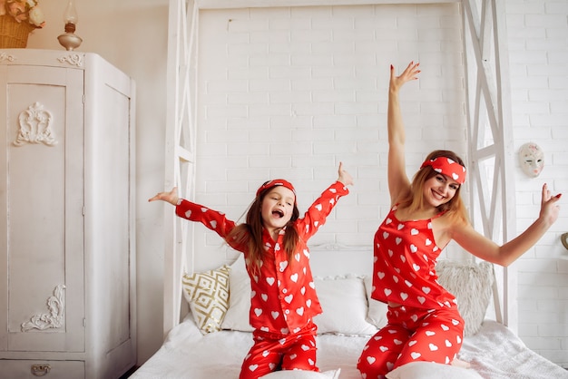 Photo gratuite jolie mère et fille à la maison en pyjama