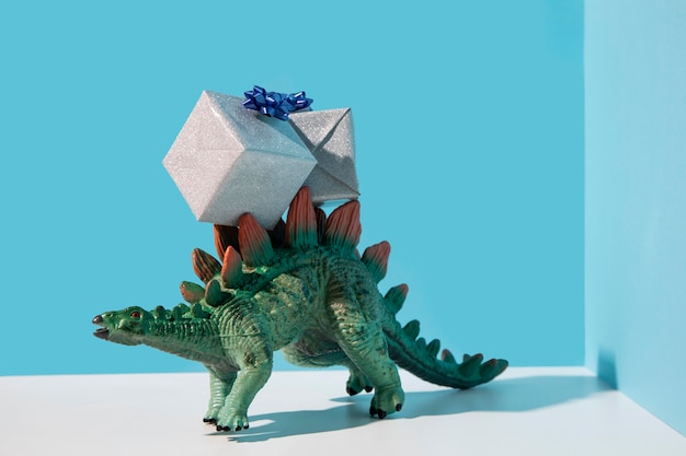 Photo gratuite jouet dinosaure portant des cadeaux