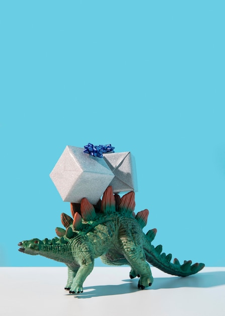 Photo gratuite jouet dinosaure portant des cadeaux