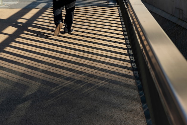 Photo gratuite journée dans la ville avec des ombres architecturales