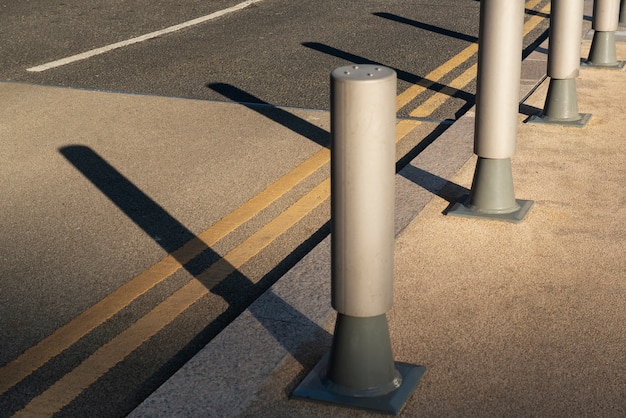 Photo gratuite journée dans la ville avec des ombres architecturales