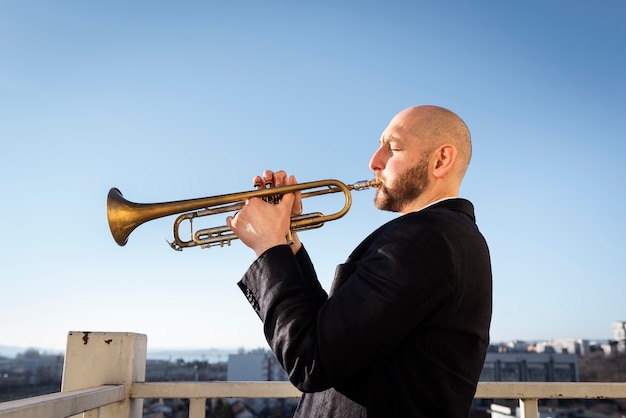 Photo gratuite journée jazz avec adulte jouant de la trompette