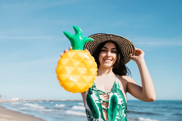 Photo gratuite joyeuse fille avec ananas gonflable