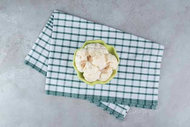 Photo gratuit légume de chou-fleur frais non cuit sur une nappe. photo de haute qualité