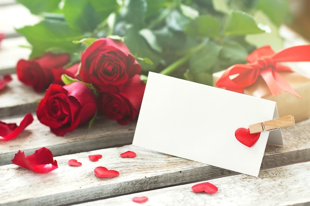 Photo gratuite lettre avec une épingle et roses vêtements