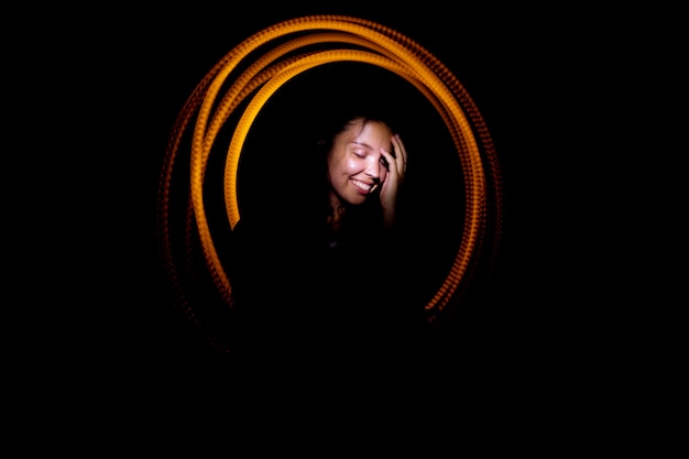 Photo gratuite light painting abstrait dans le noir