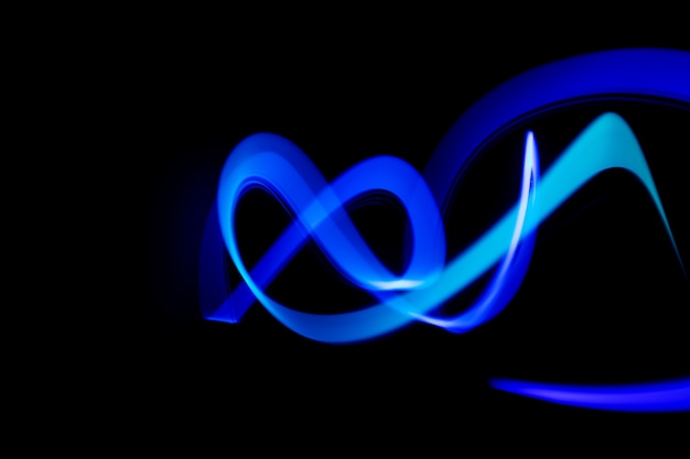 Photo gratuite light painting abstrait dans le noir