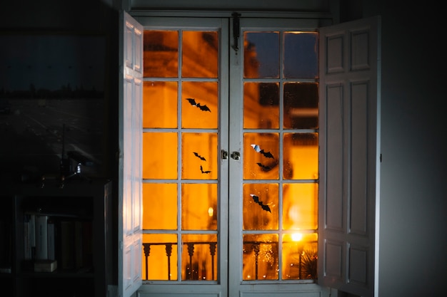 Little Halloween chauves-souris sur la fenêtre dans la chambre