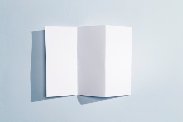 Photo gratuite livret pliable de la vue de dessus de papier blanc