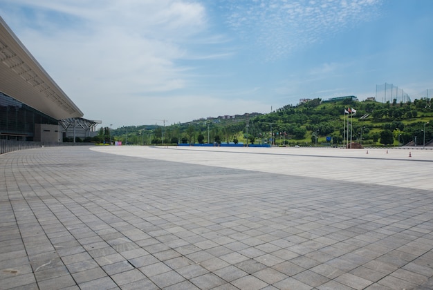 Long chemin vide dans la place de la ville moderne avec horizon