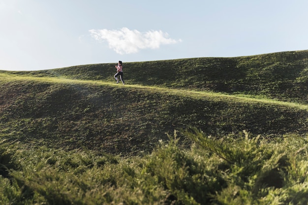 Photo gratuite long shot femme jogging en plein air