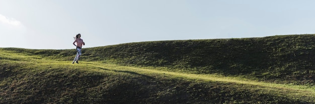 Photo gratuite long shot jeune femme courir dans la nature