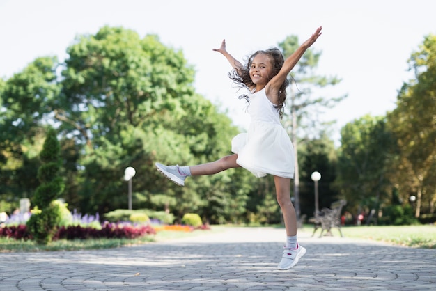 Photo gratuite long shot de jolie fille dans le parc