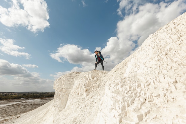 Photo gratuite long shot voyageur sur une montagne