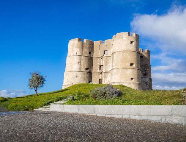 Photo gratuite low angle shot du château d'evoramonte à estremoz au portugal