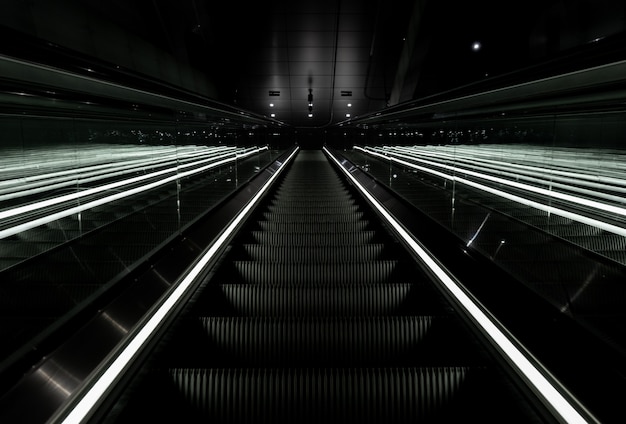 Photo gratuite low angle shot of a escalator up up in a metro station in vijzelgracht, pays-bas